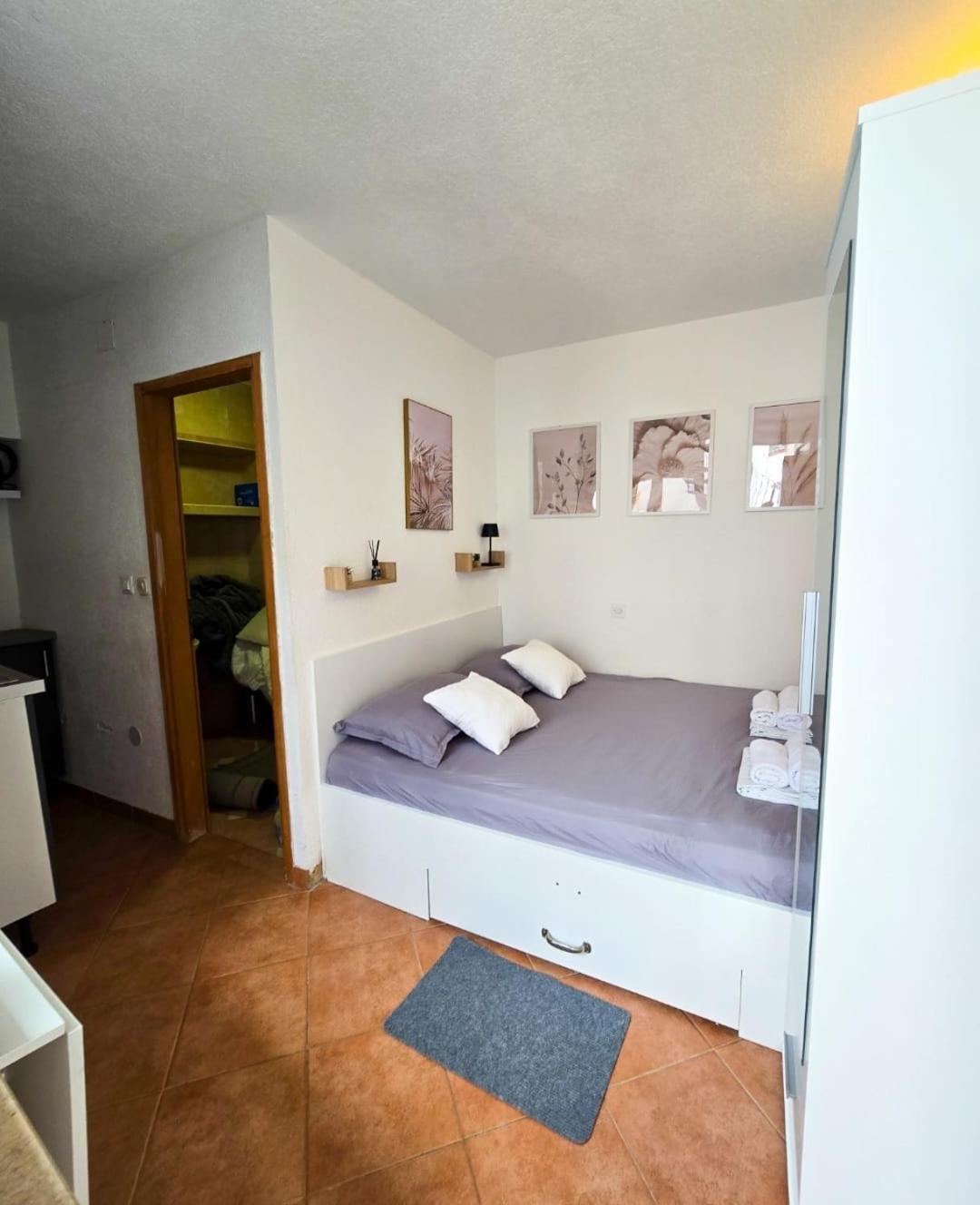 Private Bedroom With Bathroom Baška Voda Exterior foto