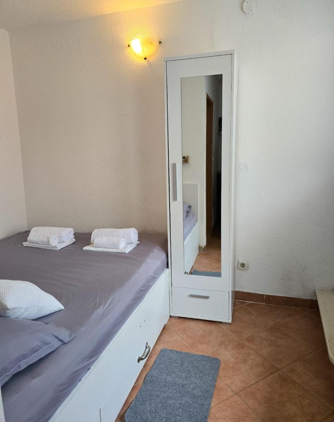 Private Bedroom With Bathroom Baška Voda Exterior foto